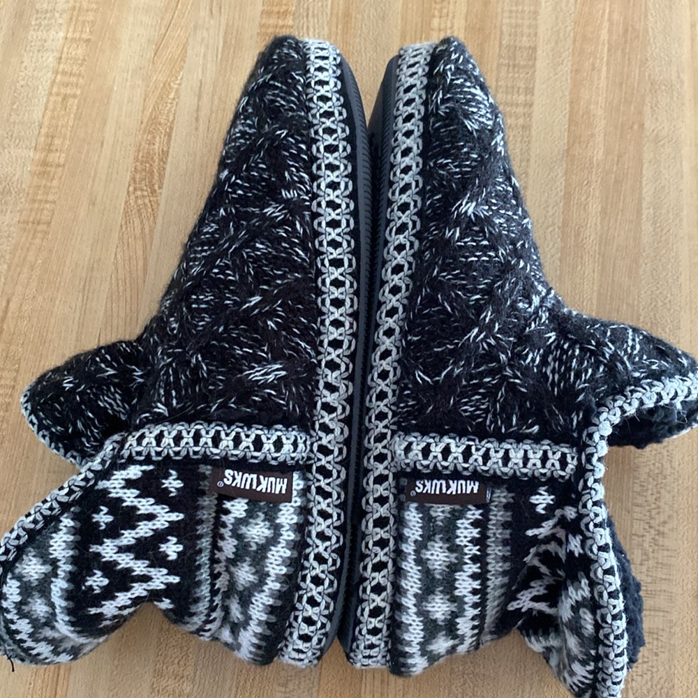 NWOT Muk Luks women’s size large 9/10 sherpa-lined slippers